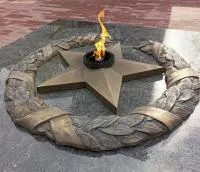 Бронзовый венок со звездой вечного огня в Советске Калининградской области (518550)